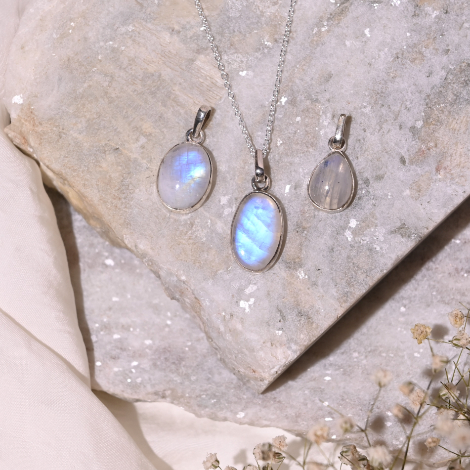 MOONSTONE SILVER PENDANT